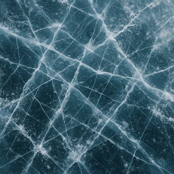 Крупный план прозрачного льда с сетью трещин и снежными прожилками