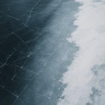 Разные оттенки льда видны на замёрзшем водоёме сверху