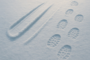 Мягкие следы от саней и ботинок на ровном снежном льду