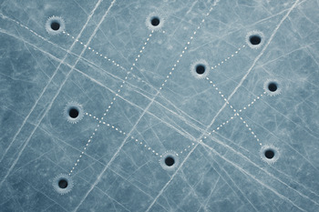 Вид сверху на замёрзшее озеро с отмеченными точками маршрута